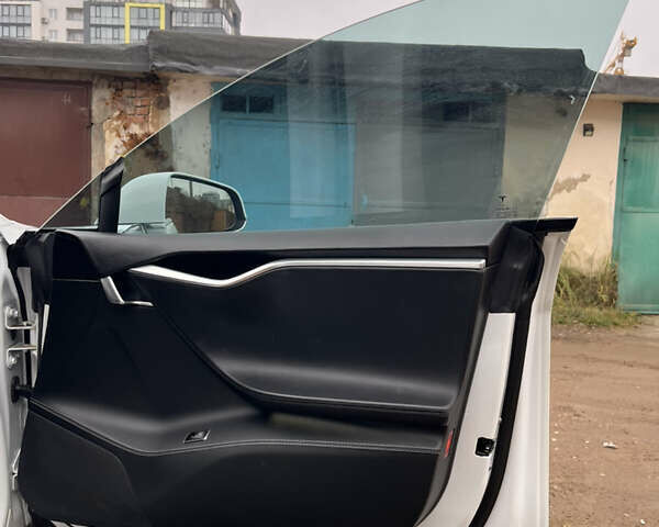 Белый Тесла Модель С, объемом двигателя 0 л и пробегом 162 тыс. км за 13990 $, фото 14 на Automoto.ua