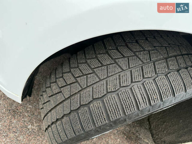 Белый Тесла Модель С, объемом двигателя 0 л и пробегом 217 тыс. км за 11200 $, фото 6 на Automoto.ua