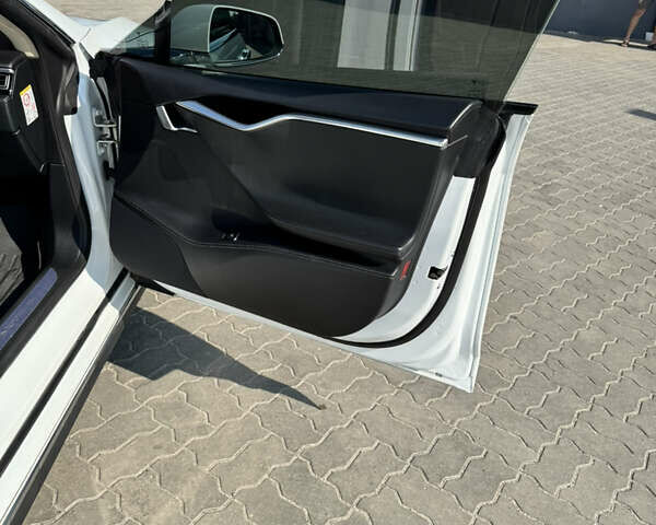 Белый Тесла Модель С, объемом двигателя 0 л и пробегом 205 тыс. км за 14200 $, фото 23 на Automoto.ua