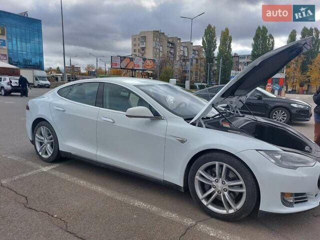 Белый Тесла Модель С, объемом двигателя 0 л и пробегом 120 тыс. км за 16100 $, фото 5 на Automoto.ua
