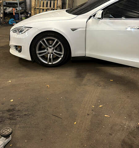 Белый Тесла Модель С, объемом двигателя 0 л и пробегом 101 тыс. км за 16000 $, фото 6 на Automoto.ua