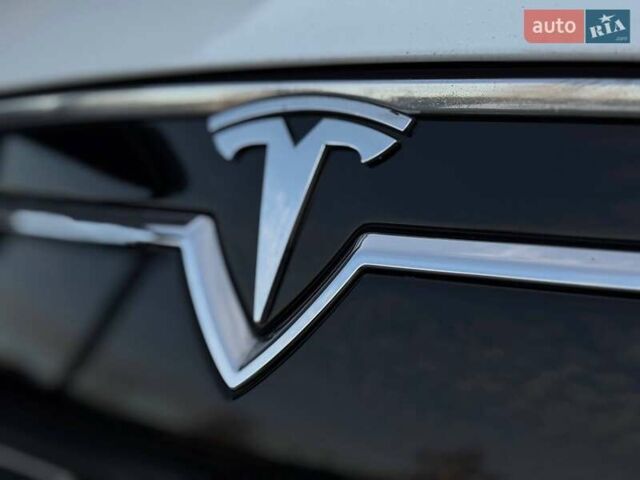 Білий Тесла Модель С, об'ємом двигуна 0 л та пробігом 470 тис. км за 13700 $, фото 5 на Automoto.ua