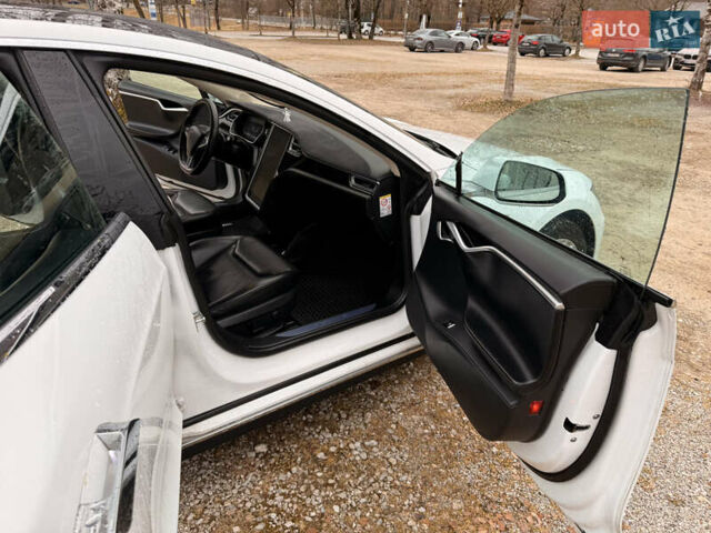 Белый Тесла Модель С, объемом двигателя 0 л и пробегом 193 тыс. км за 13055 $, фото 19 на Automoto.ua