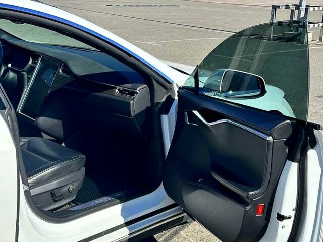 Белый Тесла Модель С, объемом двигателя 0.32 л и пробегом 132 тыс. км за 13500 $, фото 7 на Automoto.ua