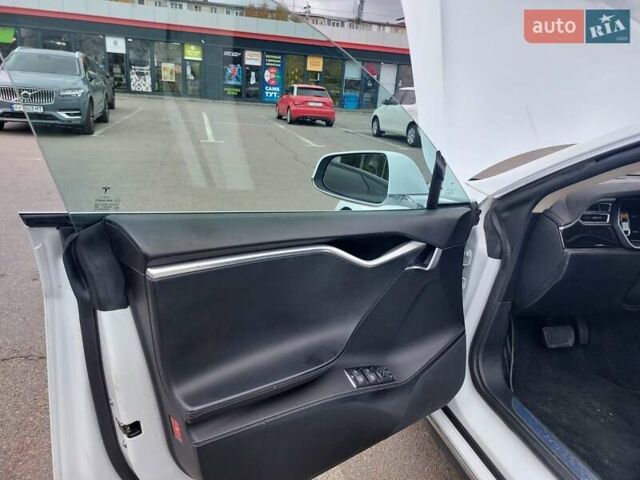 Белый Тесла Модель С, объемом двигателя 0 л и пробегом 120 тыс. км за 16100 $, фото 4 на Automoto.ua