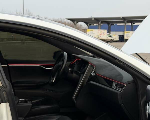 Білий Тесла Модель С, об'ємом двигуна 0 л та пробігом 144 тис. км за 16500 $, фото 19 на Automoto.ua