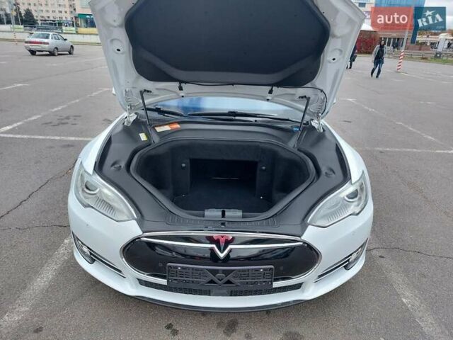 Белый Тесла Модель С, объемом двигателя 0 л и пробегом 120 тыс. км за 16100 $, фото 34 на Automoto.ua