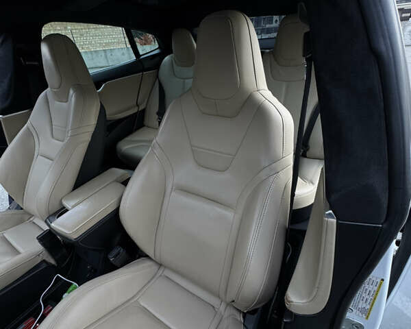 Білий Тесла Модель С, об'ємом двигуна 0 л та пробігом 111 тис. км за 16000 $, фото 10 на Automoto.ua