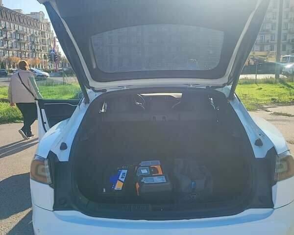 Белый Тесла Модель С, объемом двигателя 0 л и пробегом 210 тыс. км за 14500 $, фото 9 на Automoto.ua