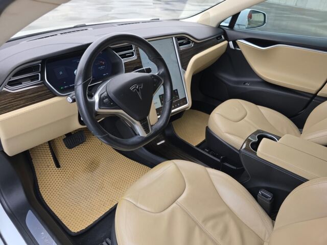 Белый Тесла Модель С, объемом двигателя 0 л и пробегом 128 тыс. км за 16990 $, фото 3 на Automoto.ua
