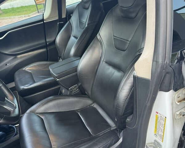 Белый Тесла Модель С, объемом двигателя 0 л и пробегом 108 тыс. км за 16500 $, фото 10 на Automoto.ua