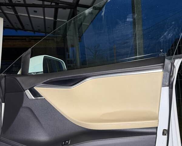 Белый Тесла Модель С, объемом двигателя 0 л и пробегом 220 тыс. км за 17300 $, фото 14 на Automoto.ua