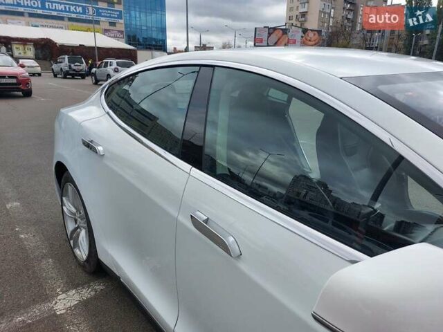 Белый Тесла Модель С, объемом двигателя 0 л и пробегом 120 тыс. км за 16100 $, фото 11 на Automoto.ua