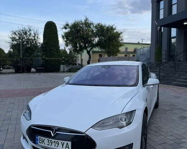 Белый Тесла Модель С, объемом двигателя 0 л и пробегом 108 тыс. км за 16500 $, фото 1 на Automoto.ua