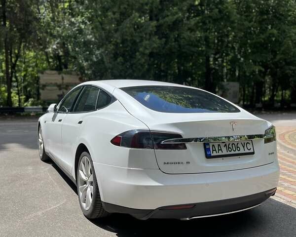 Белый Тесла Модель С, объемом двигателя 0 л и пробегом 66 тыс. км за 22000 $, фото 3 на Automoto.ua