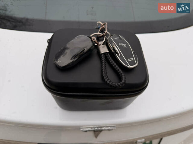 Белый Тесла Модель С, объемом двигателя 0 л и пробегом 193 тыс. км за 13055 $, фото 25 на Automoto.ua