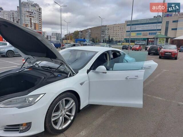 Белый Тесла Модель С, объемом двигателя 0 л и пробегом 120 тыс. км за 16100 $, фото 6 на Automoto.ua