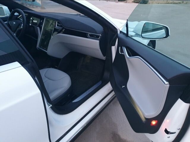 Білий Тесла Модель С, об'ємом двигуна 0 л та пробігом 9 тис. км за 24999 $, фото 10 на Automoto.ua