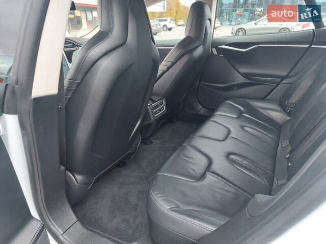 Белый Тесла Модель С, объемом двигателя 0 л и пробегом 120 тыс. км за 16100 $, фото 7 на Automoto.ua
