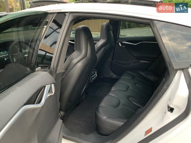 Белый Тесла Модель С, объемом двигателя 0 л и пробегом 125 тыс. км за 16999 $, фото 25 на Automoto.ua