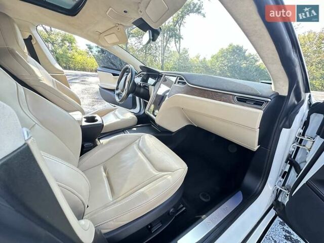 Белый Тесла Модель С, объемом двигателя 0 л и пробегом 170 тыс. км за 23800 $, фото 38 на Automoto.ua