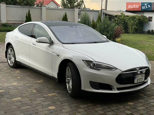 Белый Тесла Модель С, объемом двигателя 0 л и пробегом 150 тыс. км за 15900 $, фото 1 на Automoto.ua