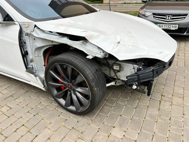Белый Тесла Модель С, объемом двигателя 0 л и пробегом 196 тыс. км за 13000 $, фото 2 на Automoto.ua