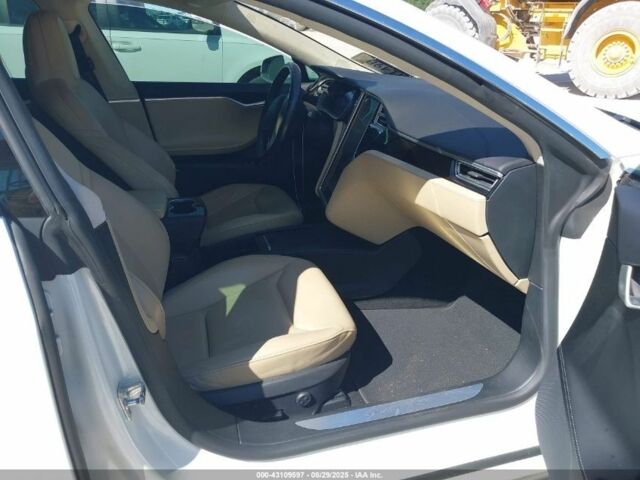 Белый Тесла Модель С, объемом двигателя 0 л и пробегом 175 тыс. км за 12900 $, фото 7 на Automoto.ua