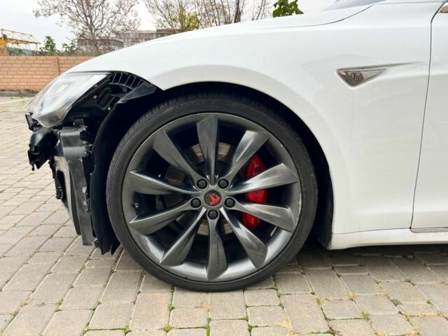 Белый Тесла Модель С, объемом двигателя 0 л и пробегом 196 тыс. км за 13000 $, фото 1 на Automoto.ua