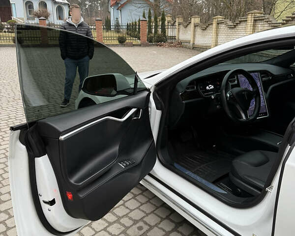 Белый Тесла Модель С, объемом двигателя 0 л и пробегом 199 тыс. км за 15499 $, фото 9 на Automoto.ua