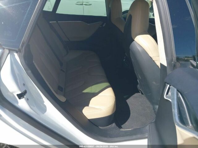 Белый Тесла Модель С, объемом двигателя 0 л и пробегом 175 тыс. км за 12900 $, фото 8 на Automoto.ua