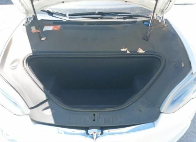 Белый Тесла Модель С, объемом двигателя 0 л и пробегом 175 тыс. км за 12900 $, фото 10 на Automoto.ua