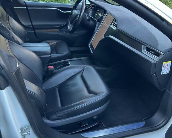 Белый Тесла Модель С, объемом двигателя 0 л и пробегом 98 тыс. км за 19300 $, фото 20 на Automoto.ua