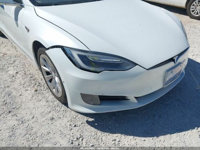 Белый Тесла Модель С, объемом двигателя 0 л и пробегом 175 тыс. км за 12900 $, фото 3 на Automoto.ua