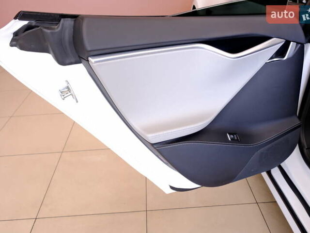 Белый Тесла Модель С, объемом двигателя 0 л и пробегом 62 тыс. км за 20900 $, фото 44 на Automoto.ua