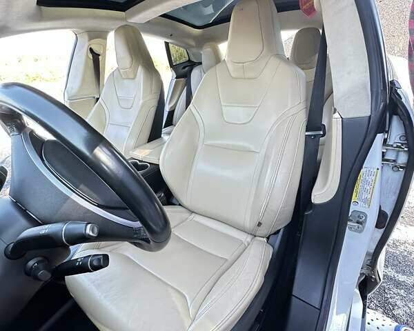Белый Тесла Модель С, объемом двигателя 0 л и пробегом 170 тыс. км за 23800 $, фото 41 на Automoto.ua