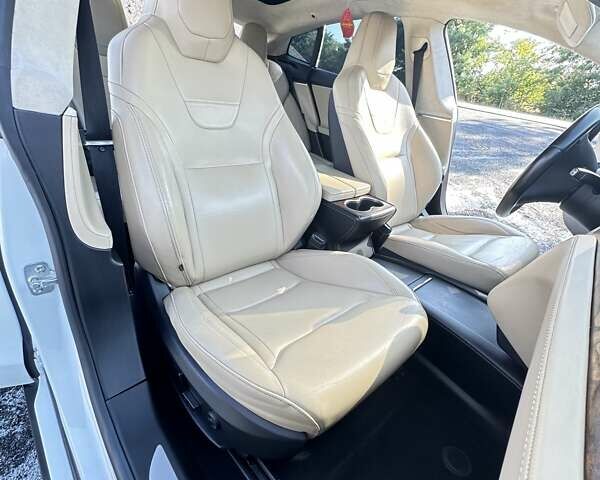 Белый Тесла Модель С, объемом двигателя 0 л и пробегом 170 тыс. км за 23800 $, фото 40 на Automoto.ua
