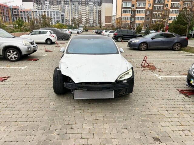 Белый Тесла Модель С, объемом двигателя 0 л и пробегом 196 тыс. км за 13000 $, фото 6 на Automoto.ua