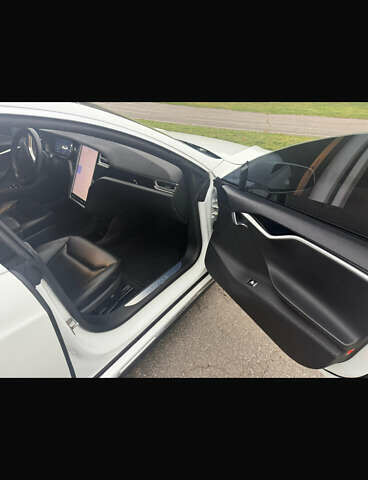 Білий Тесла Модель С, об'ємом двигуна 0 л та пробігом 106 тис. км за 12800 $, фото 6 на Automoto.ua