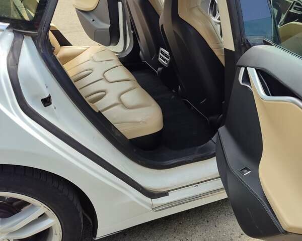Белый Тесла Модель С, объемом двигателя 0 л и пробегом 190 тыс. км за 17900 $, фото 6 на Automoto.ua