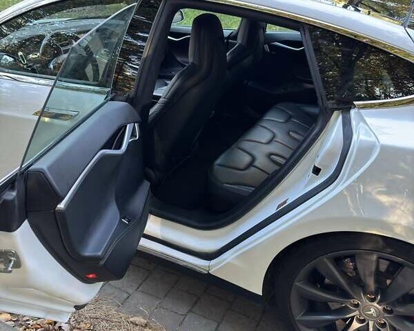 Белый Тесла Модель С, объемом двигателя 0 л и пробегом 98 тыс. км за 19300 $, фото 26 на Automoto.ua