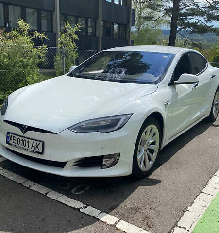 Белый Тесла Модель С, объемом двигателя 0 л и пробегом 115 тыс. км за 18000 $, фото 1 на Automoto.ua