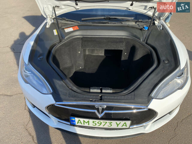 Белый Тесла Модель С, объемом двигателя 0 л и пробегом 180 тыс. км за 14500 $, фото 24 на Automoto.ua