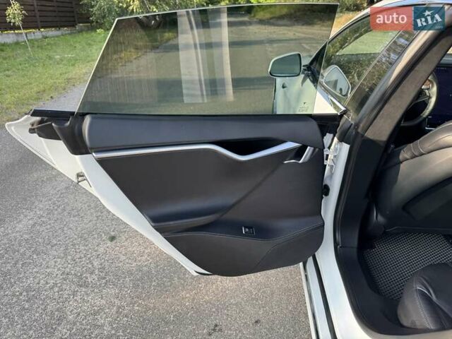 Белый Тесла Модель С, объемом двигателя 0 л и пробегом 130 тыс. км за 15900 $, фото 47 на Automoto.ua