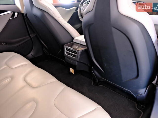 Белый Тесла Модель С, объемом двигателя 0 л и пробегом 62 тыс. км за 20900 $, фото 50 на Automoto.ua