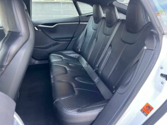 Білий Тесла Модель С, об'ємом двигуна 0 л та пробігом 74 тис. км за 11900 $, фото 9 на Automoto.ua