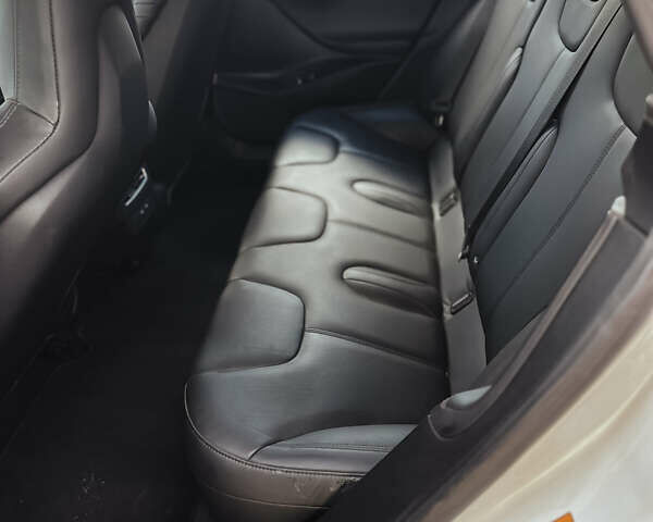 Белый Тесла Модель С, объемом двигателя 0 л и пробегом 96 тыс. км за 16990 $, фото 12 на Automoto.ua