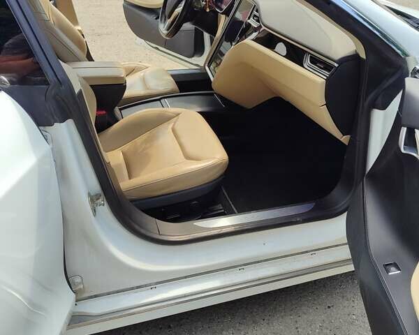 Белый Тесла Модель С, объемом двигателя 0 л и пробегом 190 тыс. км за 17900 $, фото 1 на Automoto.ua