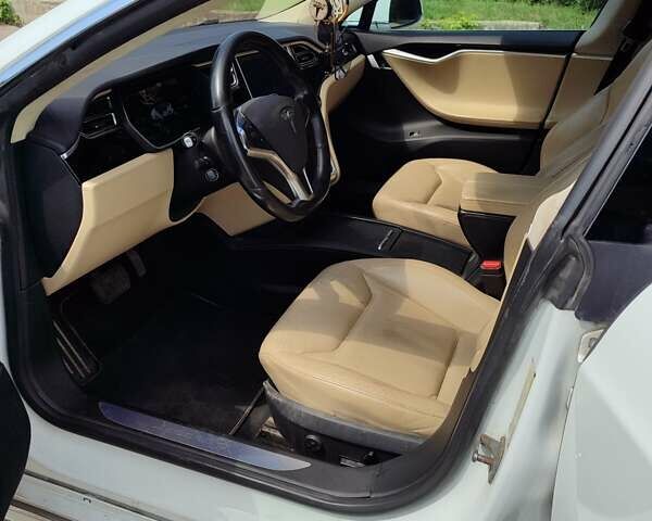 Белый Тесла Модель С, объемом двигателя 0 л и пробегом 190 тыс. км за 17900 $, фото 3 на Automoto.ua