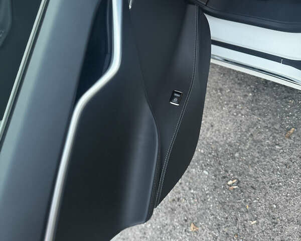 Тесла Модель С 2017 в Киеве на Automoto.ua Белый Тесла Модель С, объемом двигателя 0 л и пробегом 75 тыс. км за 15700 $, фото 13 на Automoto.ua